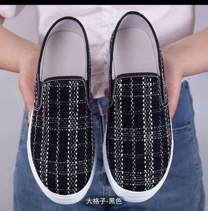 Ayollar va erkaklar uchun oyoq kiyimlar turli ranglari mavjud