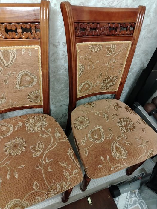 Стол со стульями