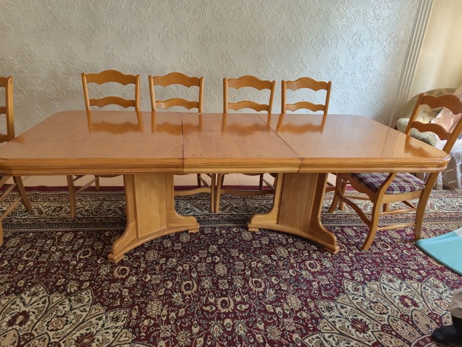 Продам стол со стулями в хорошем состояний !