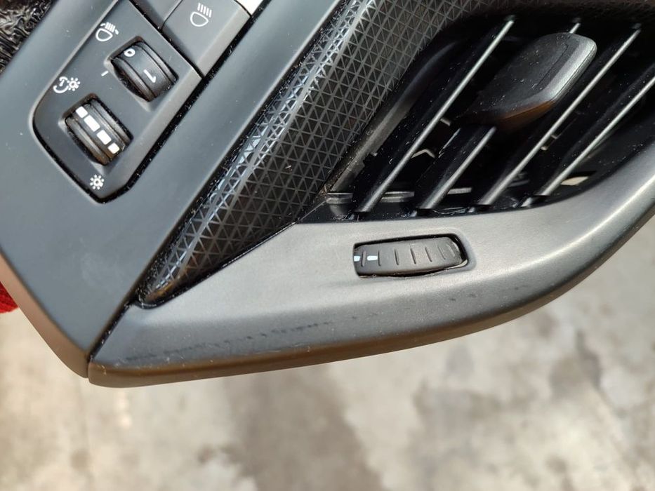 BLOC LUMINI + GRILĂ VENTILAȚIE STÂNGA BMW SERIA 1 (F40) / SERIA 2 (F42/F44) 2019–2024 / COD OEM 61319461148-01 (5E2)