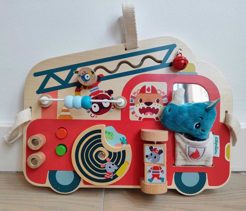 Panou de activitati Lilliputiens, din lemn, masina de pompieri