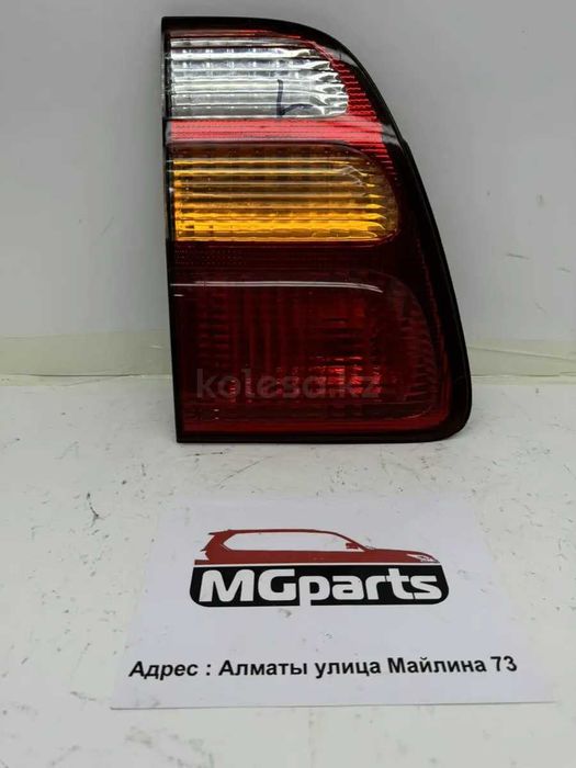 Фонарь б/у оригинал в крышку багажника Toyota Land Cruiser 100