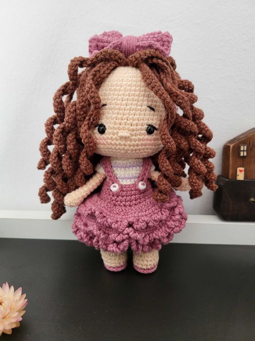 Păpușă croșetată manual – 16 cm de delicatețe, haine detașabile