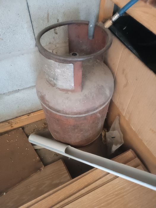 Газ баллон  отдам не дорого.