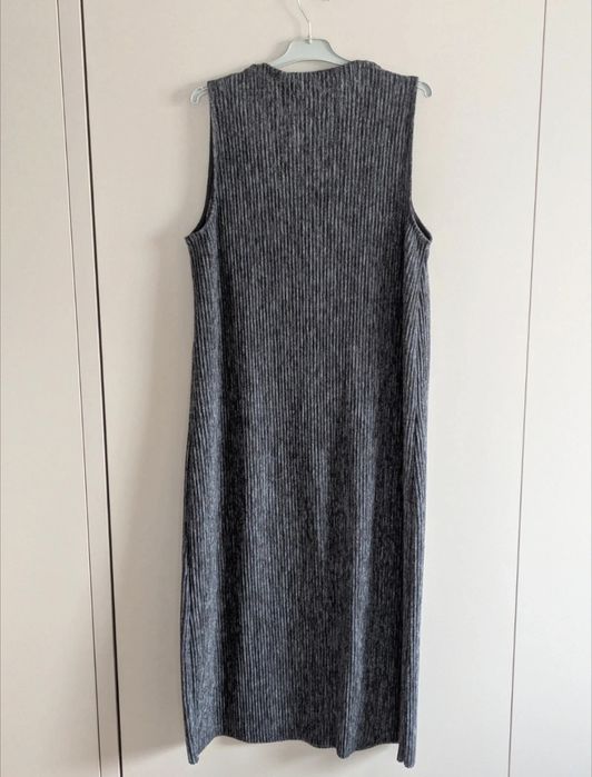 Rochie Zara midi, din tricot stretchy, lejeră, fără mâneci M
