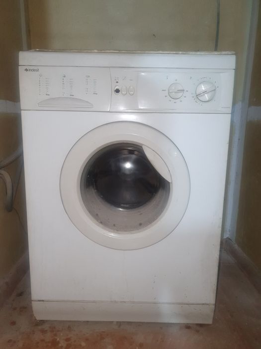 Продам стиральную машину Indesit