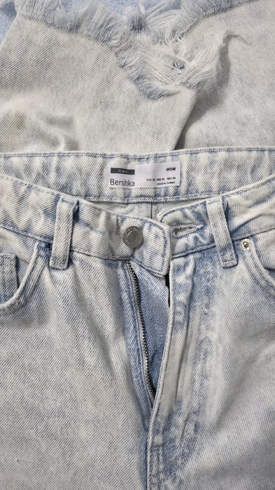 Blugi Mom Fit, Bershka, cu rupturi si broderii florale, 38
