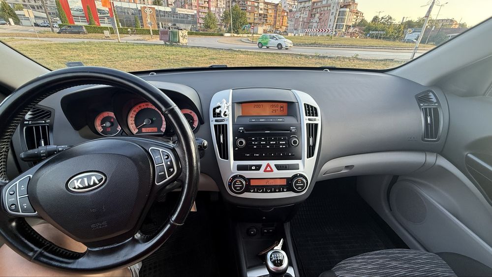 Автомобил Kia Ceed бензин