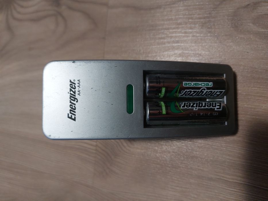 Încărcător Energizer Mini Charger + 2 Baterii Reîncărcabile AA/AAA