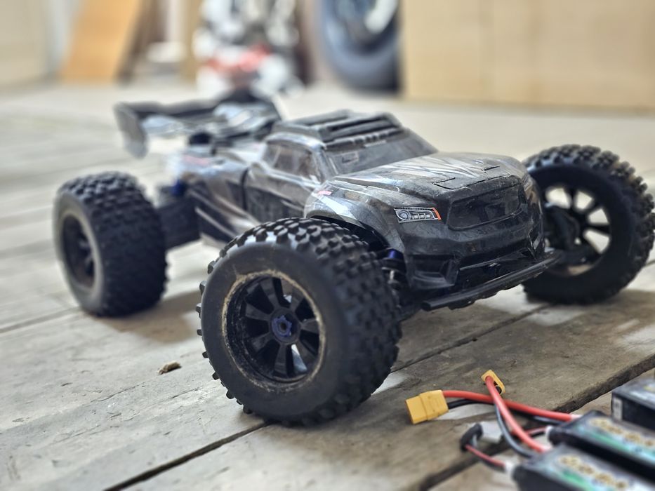 Traxxas Sledge 6s , зарядно и батерии
