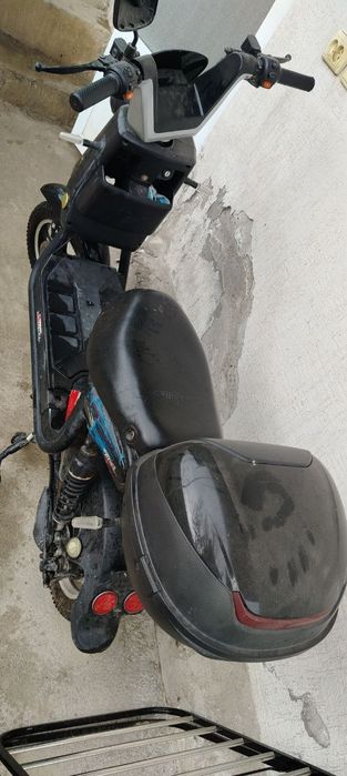 Sicill Max brendi tomonidan ishlab chqarilgan elektra skuter sotiladi