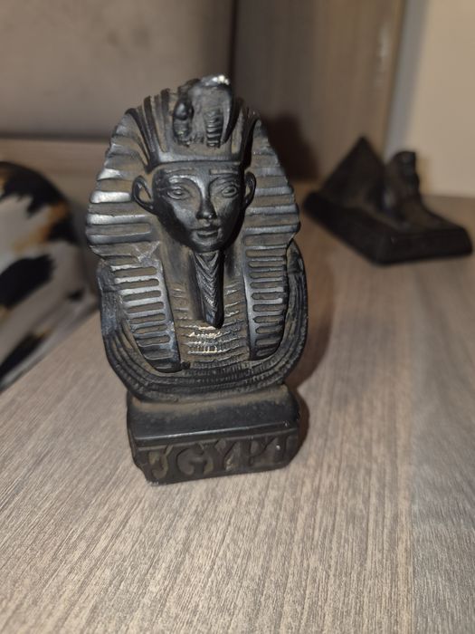 Statuii egiptene