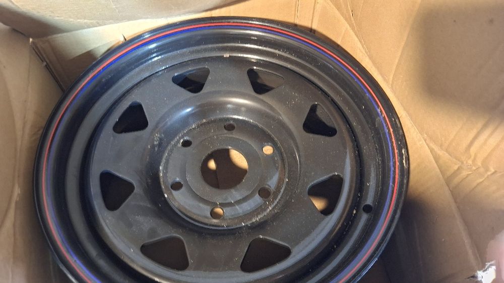 Se vinde 4NOI  jante si 2 cauciucuri puse deja pe 2 jante