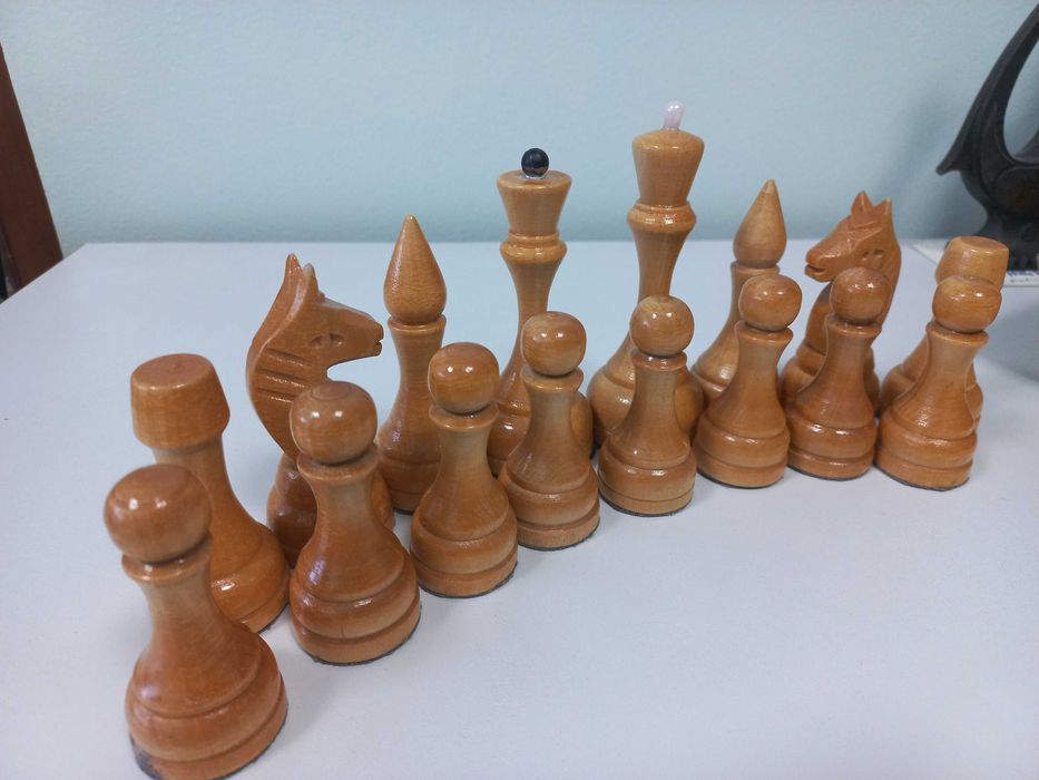 продам   большие деревянные  шахматные  фигуры, без доски .