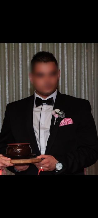 Продавам мъжки костюм