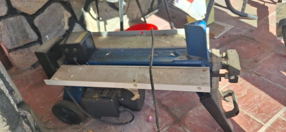 Masina spart lemne electrica