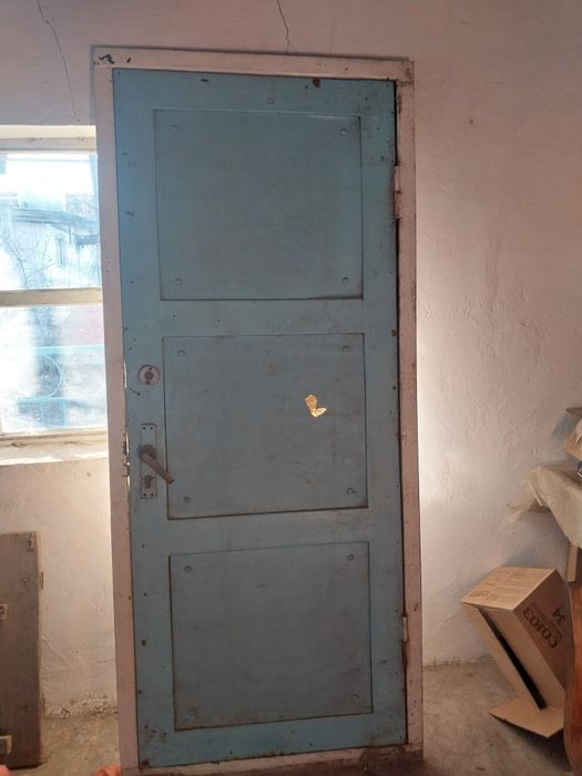 Железная дверь в хорошем состоянии , массивная с внутренним замком