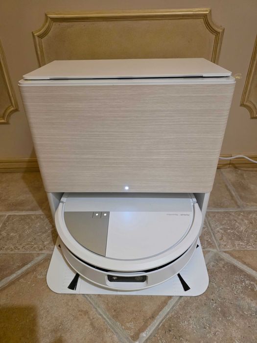 Бяла прахосмукачка робот iRobot Roomba Max 705 Combo + AutoWash Dock с докинг станция за сухо и мокро почистване, бял