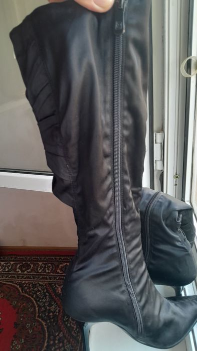 Сапожки  37-37,5 размер. Атласный материал очень элегантно смотрятс