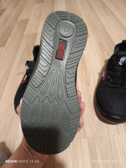 Adidași cu fier în bot