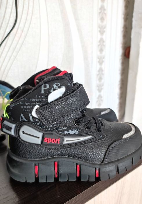 Продам  кроссовки утепленные , кроссовки