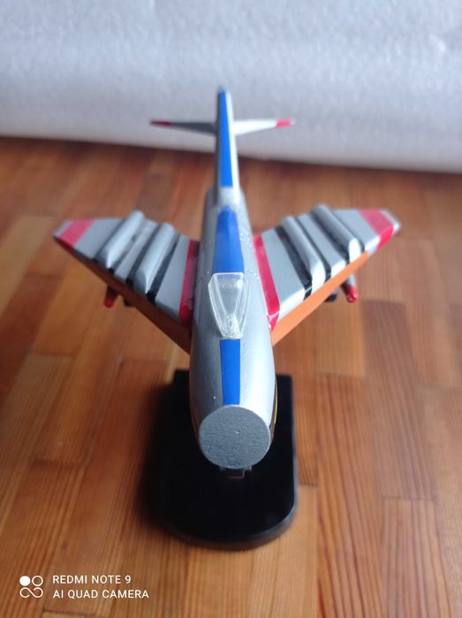 Дървен модел на самолет