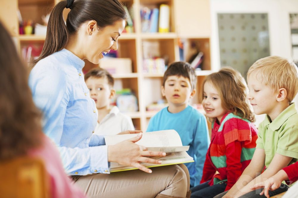 Rus tili ingliz tili yoki xitoy tilini biladigan Qiz bola student kere