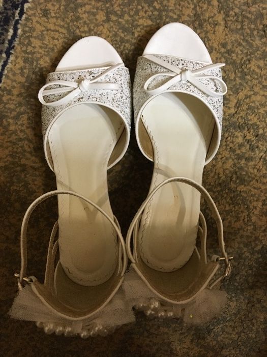 Босоножки. Для девочки. Новые абсолютно. 37 размер.