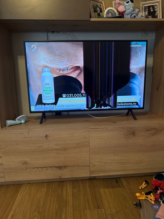 Vând TV Samsung smart pt piese
