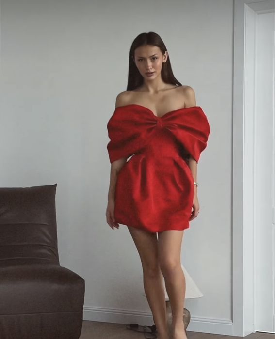 Атласное платье с бантом