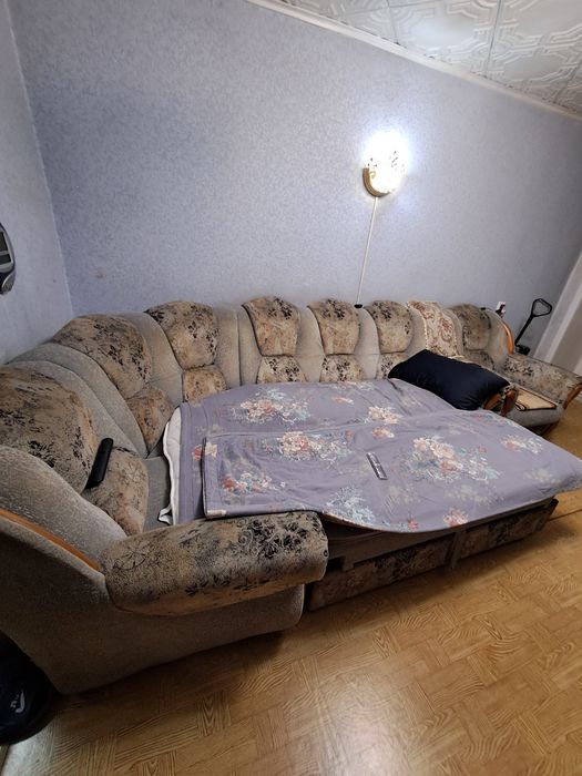 Продам угловой диван и кресло