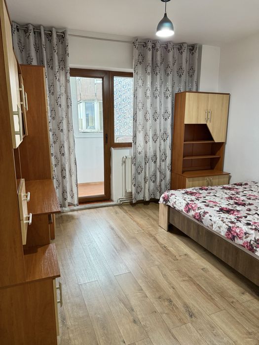 Inchiriez Apartament 4 camere 80 m2 str Aurel Vlaicu nr 38 bl v8 sc 2
