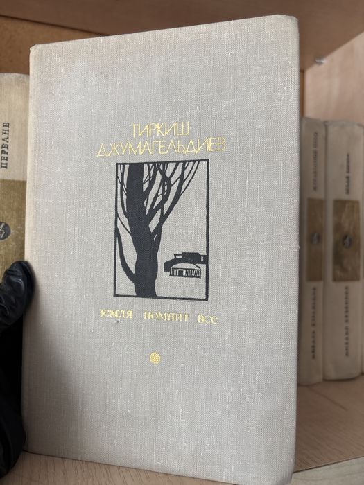 Продам книги цены от 1000