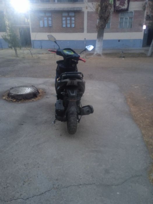 Скутер на ходу.