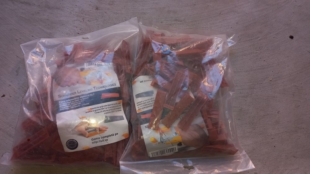 Pene și distanțiere pentru fixat gresie și faianță.