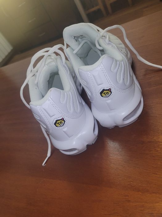 Vând adidasi nike tn