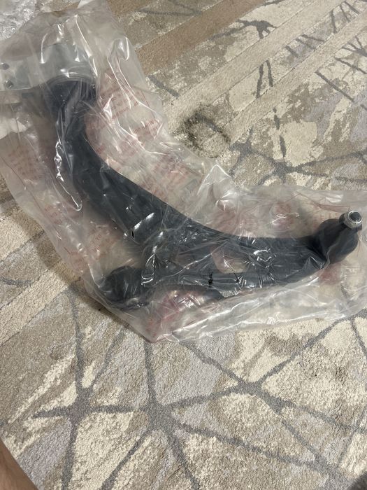 Левый рычаг в сборе с шаровым