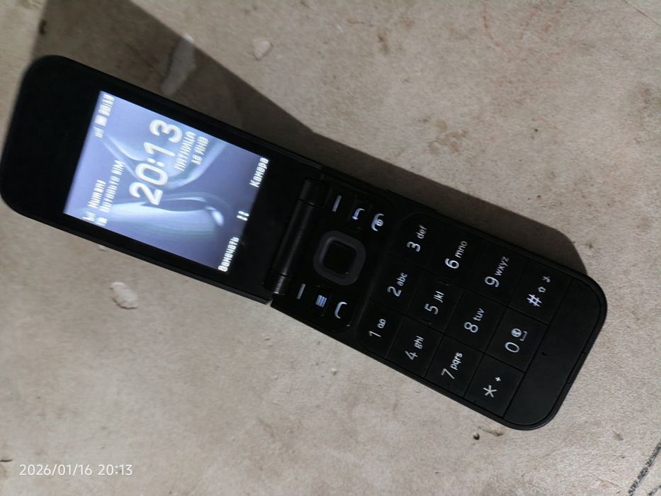 Nokia 2720 flip.