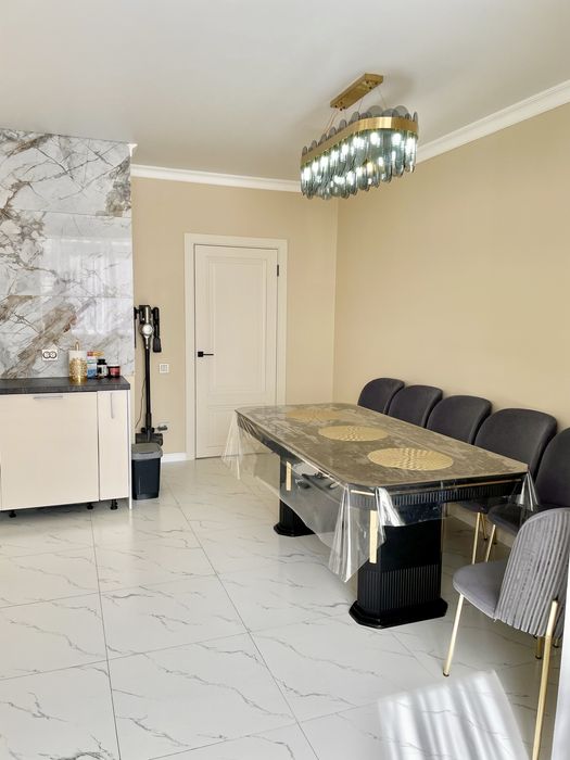 Продам комплект стол с 8 стульями!