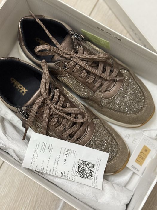 Женские кроссовки