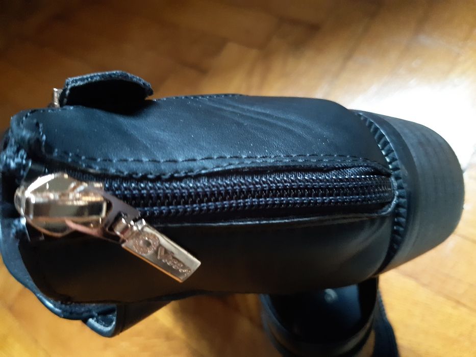 Botine negre decupate