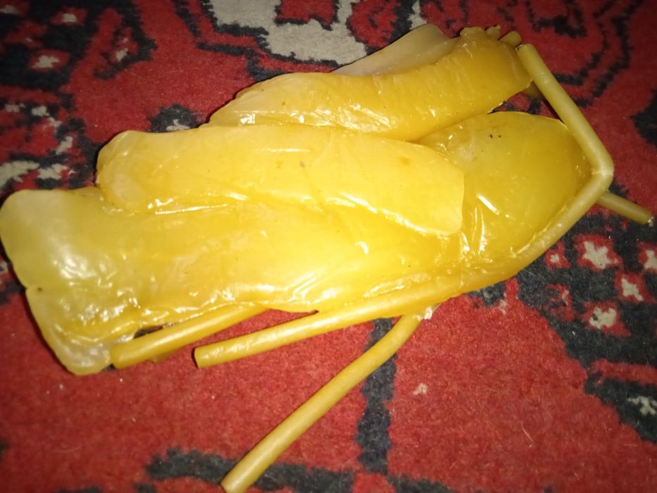 ПРОДАМ КУСОК ВОСКА (парафина) для изготовления свечей ! Вес 300 грамм.