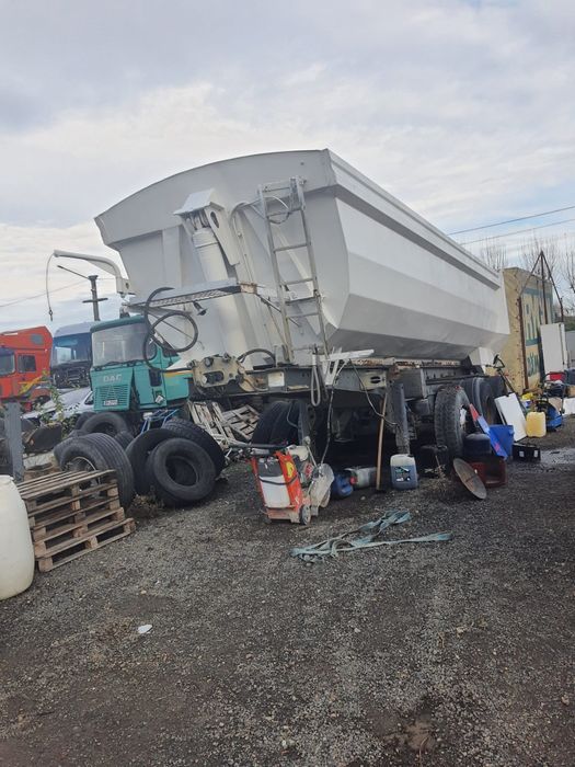 Semiremorca basculabila 3 axe  in stare buna.