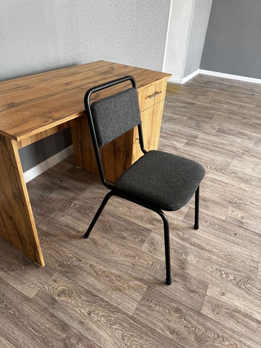 Продам офисную мебель (столы + стулья)