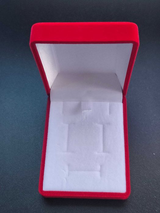 НА ЕДРО: Луксозни кадифени кутии за бижута (над 130 бр.) – ТОП ЦЕНИ