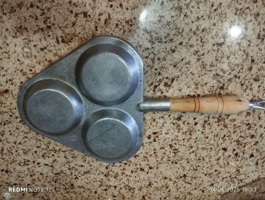 Сковородка для яиц и оладьев.Новая.