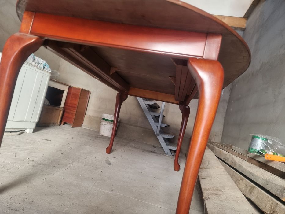 Стол деревянный.