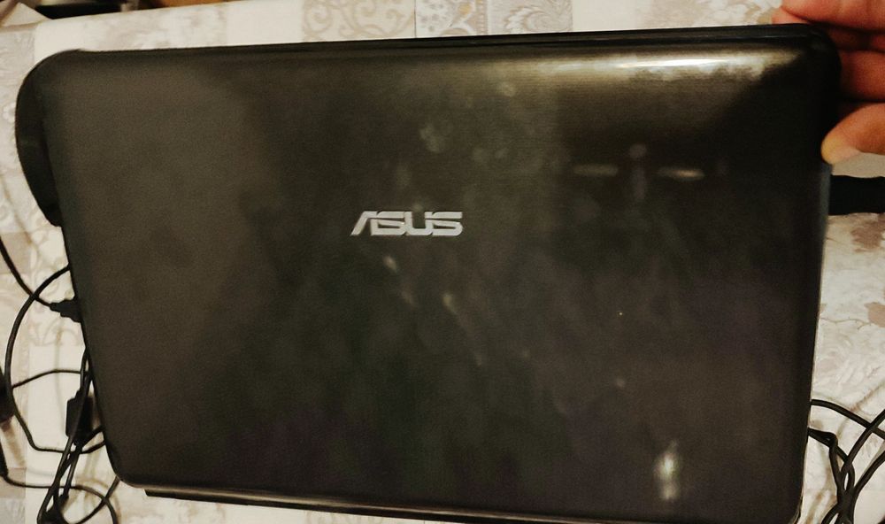 Ноутбук Asus сотилади. Ўзим ишлатганман экран 17 дюм.