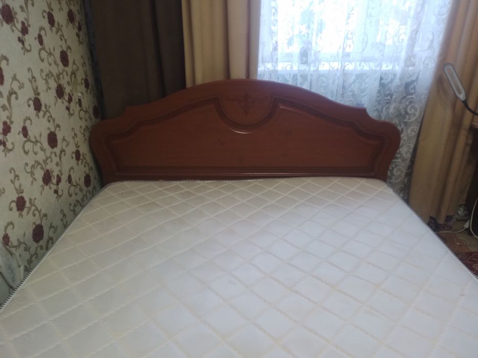 Мебель сппльня кровать и комод.