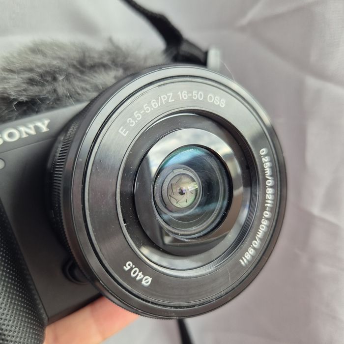 Aparat foto Sony ZV-E10 de vlogging